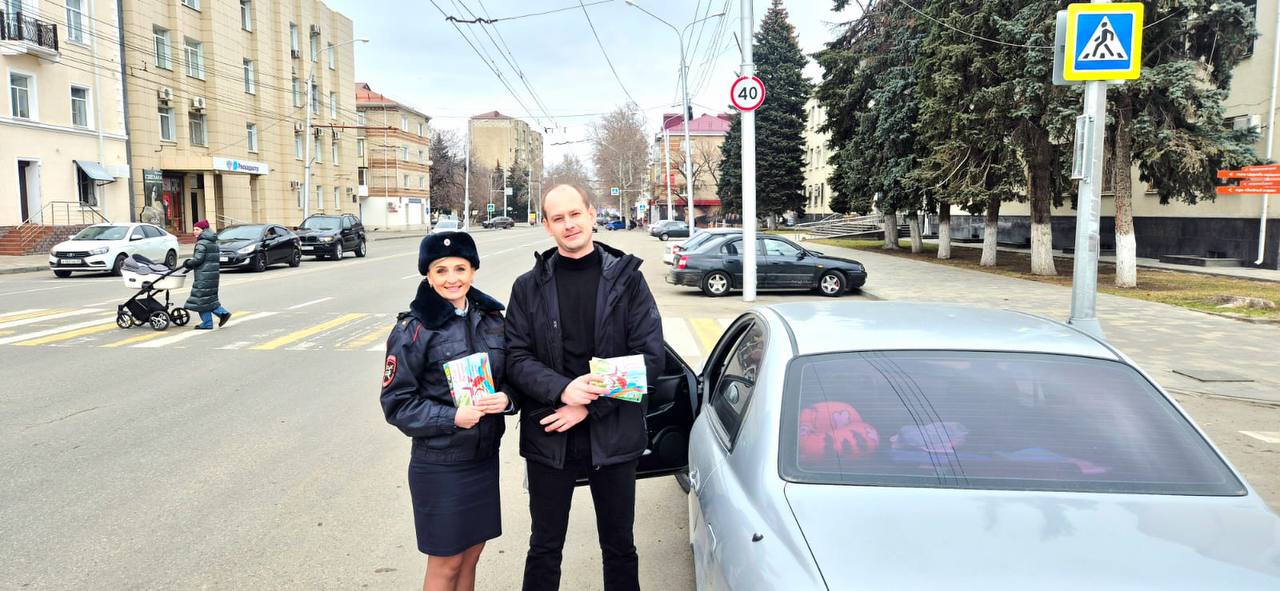 В честь Дня защитника Отечества сотрудницы Госавтоинспекции Отдела МВД России по г. Черкесску Елена Галустян и Галина Ляшова поздравили водителей-мужчин В честь Дня защитника Отечества сотрудницы Госавтоинспекции Отдела МВД России по г. Черкесску Елена Галустян и Галина Ляшова поздравили водителей-мужчин