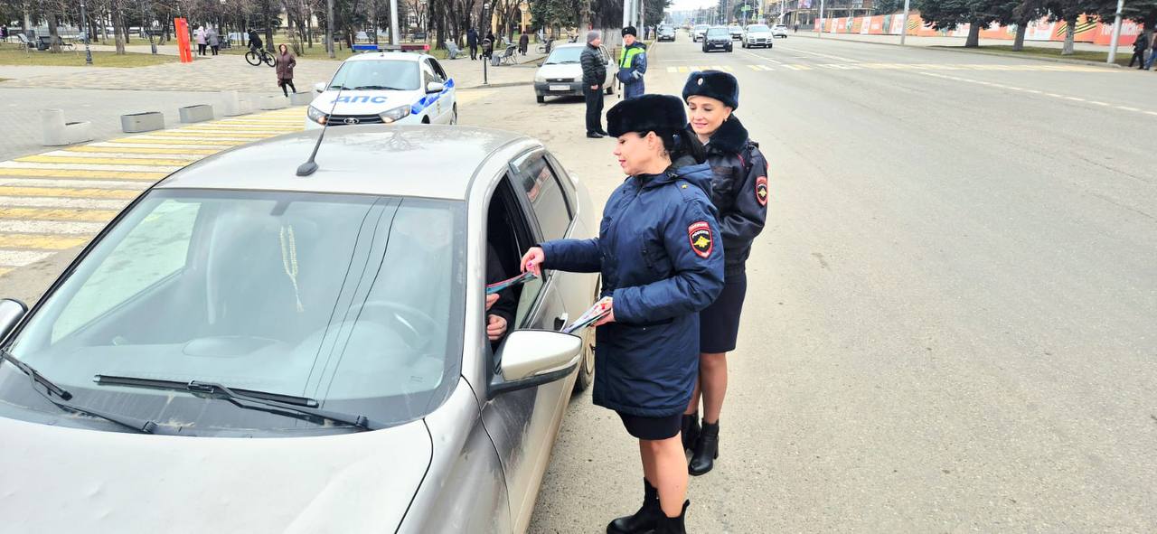 В честь Дня защитника Отечества сотрудницы Госавтоинспекции Отдела МВД России по г. Черкесску Елена Галустян и Галина Ляшова поздравили водителей-мужчин В честь Дня защитника Отечества сотрудницы Госавтоинспекции Отдела МВД России по г. Черкесску Елена Галустян и Галина Ляшова поздравили водителей-мужчин