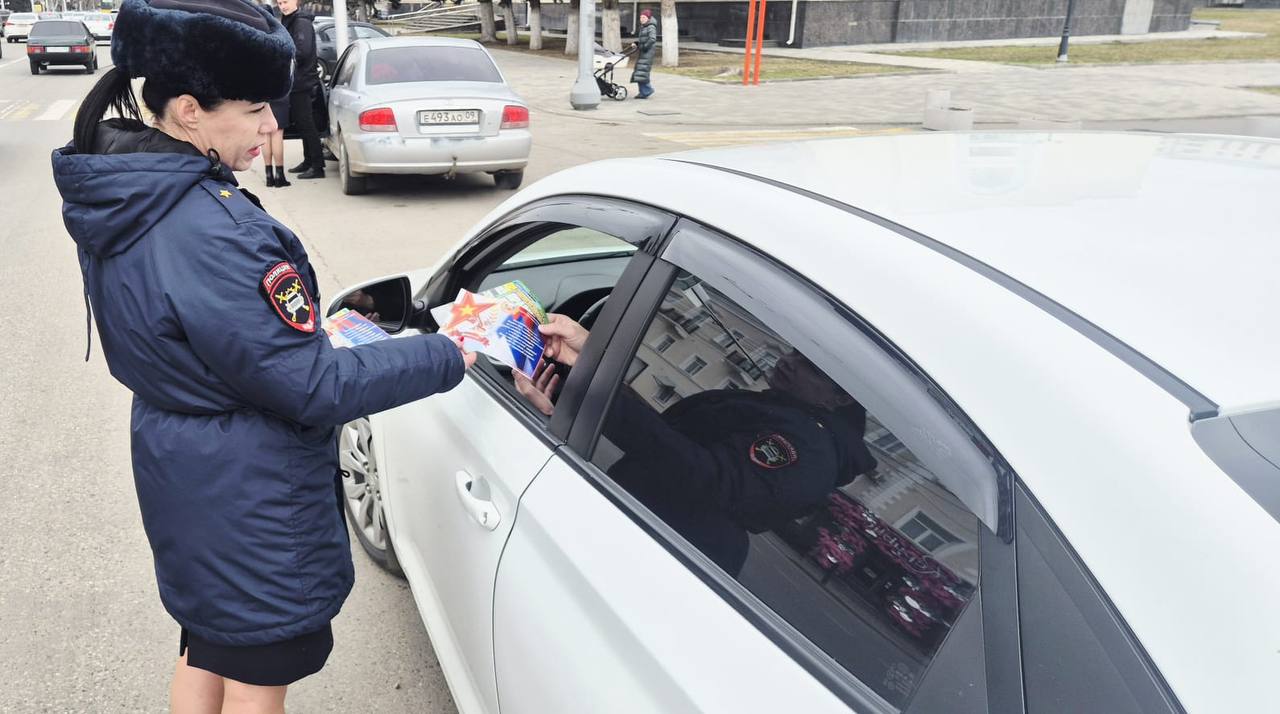 В честь Дня защитника Отечества сотрудницы Госавтоинспекции Отдела МВД России по г. Черкесску Елена Галустян и Галина Ляшова поздравили водителей-мужчин В честь Дня защитника Отечества сотрудницы Госавтоинспекции Отдела МВД России по г. Черкесску Елена Галустян и Галина Ляшова поздравили водителей-мужчин