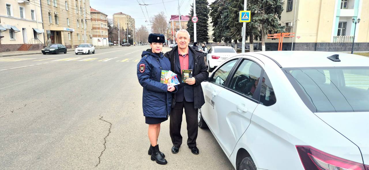 В честь Дня защитника Отечества сотрудницы Госавтоинспекции Отдела МВД России по г. Черкесску Елена Галустян и Галина Ляшова поздравили водителей-мужчин В честь Дня защитника Отечества сотрудницы Госавтоинспекции Отдела МВД России по г. Черкесску Елена Галустян и Галина Ляшова поздравили водителей-мужчин