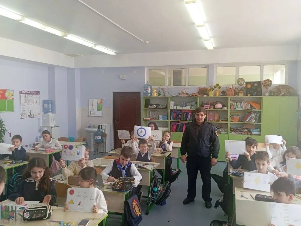 Сотрудники Госавтоинспекции МО МВД России «Карачаевский» совместно с активистами отряда ЮИД общеобразовательной школы №3 г. Карачаевска, провели викторину на знание ПДД с учениками младших классов школы Сотрудники Госавтоинспекции МО МВД России «Карачаевский» совместно с активистами отряда ЮИД общеобразовательной школы №3 г. Карачаевска, провели викторину на знание ПДД с учениками младших классов школы