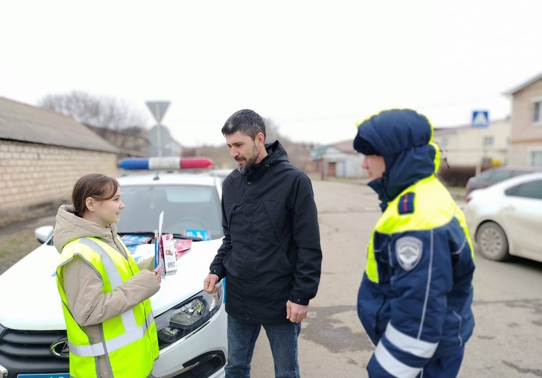 Накануне, в честь Дня защитника Отечества сотрудники Госавтоинспекции Межмуниципального отдела МВД России «Адыге-Хабльский» совместно с активистами отряда ЮИД школы аула Адыге-Хабль провели праздничную акцию «Хороший... Накануне, в честь Дня защитника Отечества сотрудники Госавтоинспекции Межмуниципального отдела МВД России «Адыге-Хабльский» совместно с активистами отряда ЮИД школы аула Адыге-Хабль провели праздничную акцию «Хороший...
