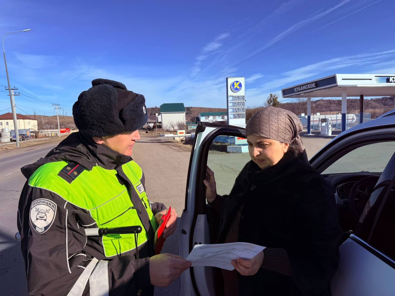 Сотрудники Госавтоинспекции Межмуниципального отдела МВД России «Зеленчукский» проводят профилактические беседы с водителями в рамках оперативно-профилактического мероприятия «Встречная полоса» Сотрудники Госавтоинспекции Межмуниципального отдела МВД России «Зеленчукский» проводят профилактические беседы с водителями в рамках оперативно-профилактического мероприятия «Встречная полоса»