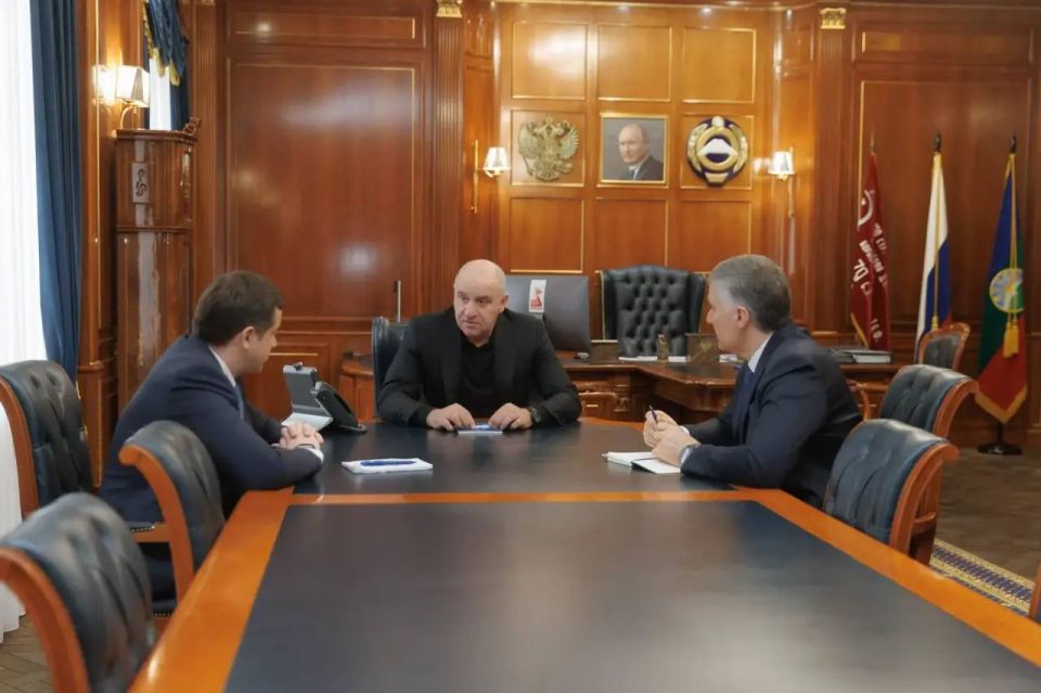 Сегодня Глава КЧР Рашид Темрезов провёл рабочее совещание с Председателем Правительства КЧР Муратом Аргуновым и Вице-премьером КЧР Маратом Урусовым по вопросу реализации нацпроекта «Инфраструктура для жизни» и ряда других...