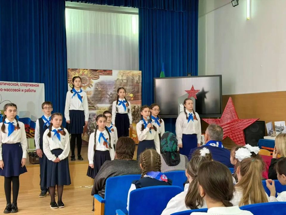 В гимназии №13 прошло трогательное и значимое событие — торжественное открытие Парты Героя