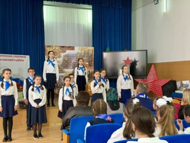 В гимназии №13 прошло трогательное и значимое событие — торжественное открытие Парты Героя