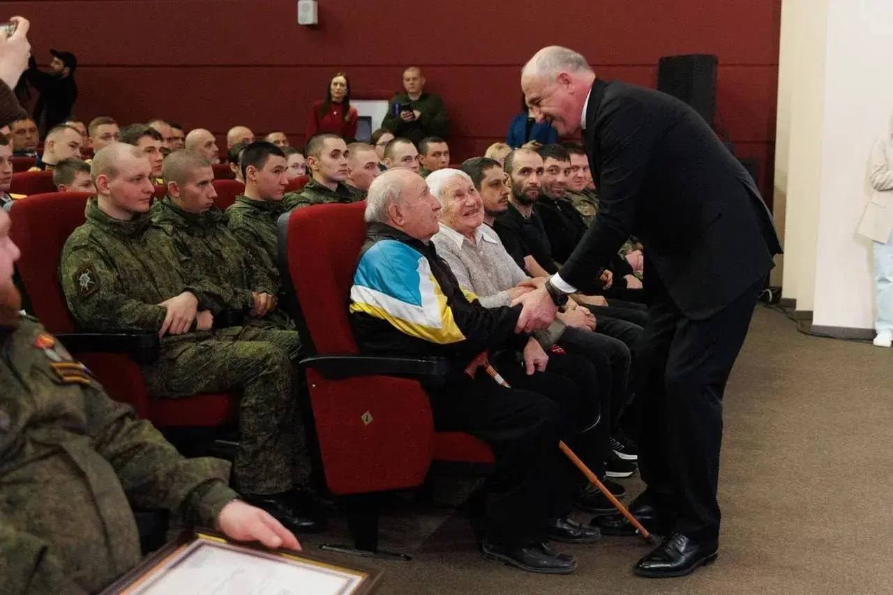 Алексей Баскаев: Рашид Темрезов вручил награды землякам - в честь Дня защитника Отечества Алексей Баскаев: Рашид Темрезов вручил награды землякам - в честь Дня защитника Отечества