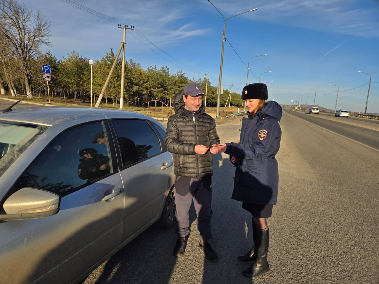 Сотрудники Госавтоинспекции Отдела МВД России по Прикубанскому району поздравила мужчин-водителей с Днём защитника Отечества, вручив им поздравительные сувениры и буклеты по безопасности дорожного движения Сотрудники Госавтоинспекции Отдела МВД России по Прикубанскому району поздравила мужчин-водителей с Днём защитника Отечества, вручив им поздравительные сувениры и буклеты по безопасности дорожного движения