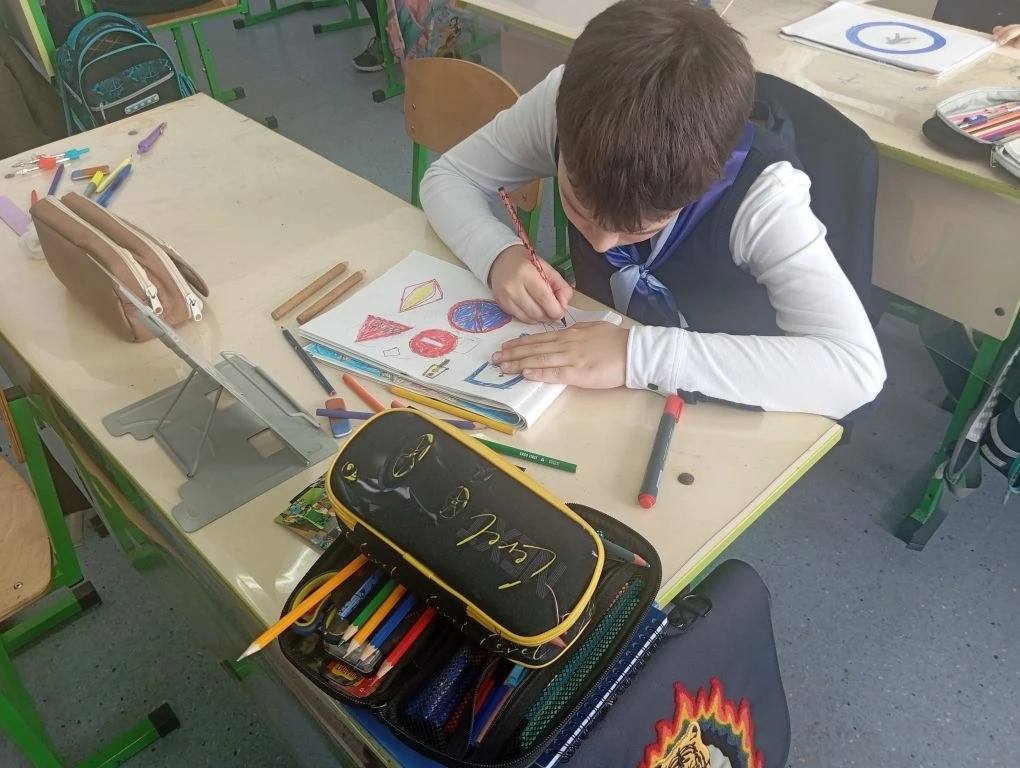 Сотрудники Госавтоинспекции МО МВД России «Карачаевский» совместно с активистами отряда ЮИД общеобразовательной школы №3 г. Карачаевска, провели викторину на знание ПДД с учениками младших классов школы Сотрудники Госавтоинспекции МО МВД России «Карачаевский» совместно с активистами отряда ЮИД общеобразовательной школы №3 г. Карачаевска, провели викторину на знание ПДД с учениками младших классов школы