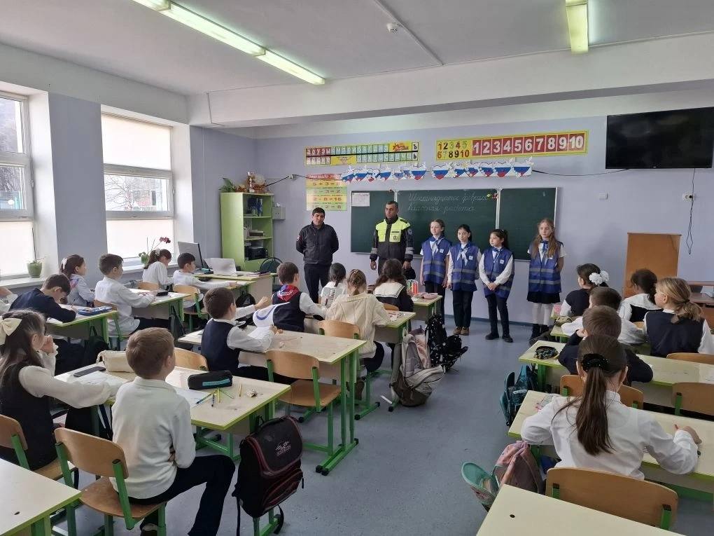 Сотрудники Госавтоинспекции МО МВД России «Карачаевский» совместно с активистами отряда ЮИД общеобразовательной школы №3 г. Карачаевска, провели викторину на знание ПДД с учениками младших классов школы Сотрудники Госавтоинспекции МО МВД России «Карачаевский» совместно с активистами отряда ЮИД общеобразовательной школы №3 г. Карачаевска, провели викторину на знание ПДД с учениками младших классов школы