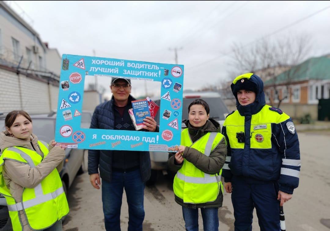 Накануне, в честь Дня защитника Отечества сотрудники Госавтоинспекции Межмуниципального отдела МВД России «Адыге-Хабльский» совместно с активистами отряда ЮИД школы аула Адыге-Хабль провели праздничную акцию «Хороший... Накануне, в честь Дня защитника Отечества сотрудники Госавтоинспекции Межмуниципального отдела МВД России «Адыге-Хабльский» совместно с активистами отряда ЮИД школы аула Адыге-Хабль провели праздничную акцию «Хороший...