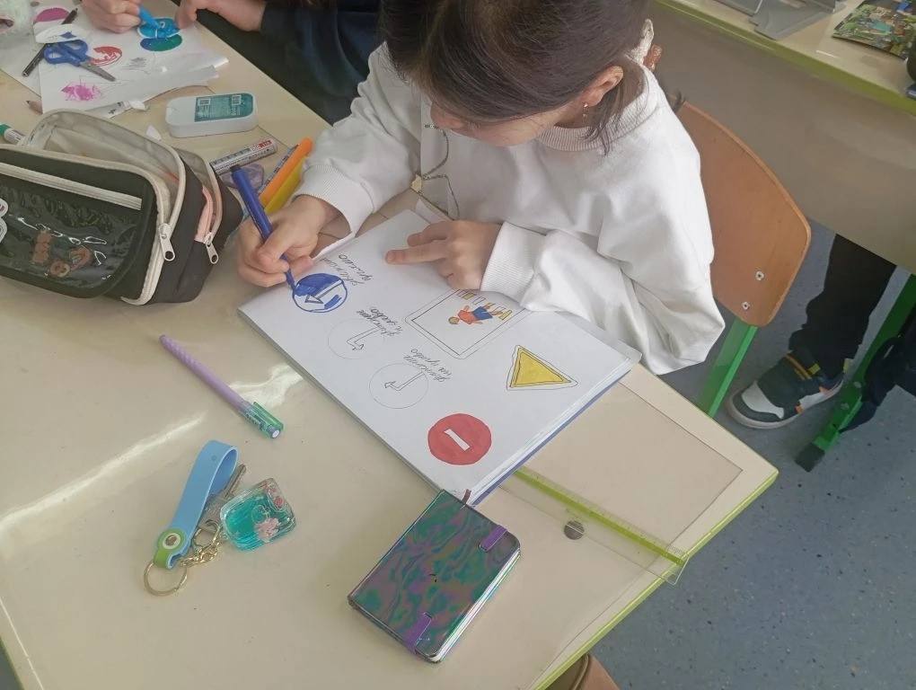 Сотрудники Госавтоинспекции МО МВД России «Карачаевский» совместно с активистами отряда ЮИД общеобразовательной школы №3 г. Карачаевска, провели викторину на знание ПДД с учениками младших классов школы Сотрудники Госавтоинспекции МО МВД России «Карачаевский» совместно с активистами отряда ЮИД общеобразовательной школы №3 г. Карачаевска, провели викторину на знание ПДД с учениками младших классов школы