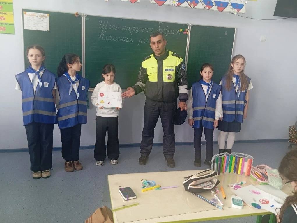 Сотрудники Госавтоинспекции МО МВД России «Карачаевский» совместно с активистами отряда ЮИД общеобразовательной школы №3 г. Карачаевска, провели викторину на знание ПДД с учениками младших классов школы