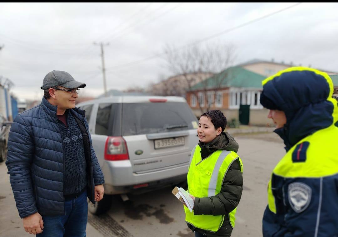 Накануне, в честь Дня защитника Отечества сотрудники Госавтоинспекции Межмуниципального отдела МВД России «Адыге-Хабльский» совместно с активистами отряда ЮИД школы аула Адыге-Хабль провели праздничную акцию «Хороший... Накануне, в честь Дня защитника Отечества сотрудники Госавтоинспекции Межмуниципального отдела МВД России «Адыге-Хабльский» совместно с активистами отряда ЮИД школы аула Адыге-Хабль провели праздничную акцию «Хороший...