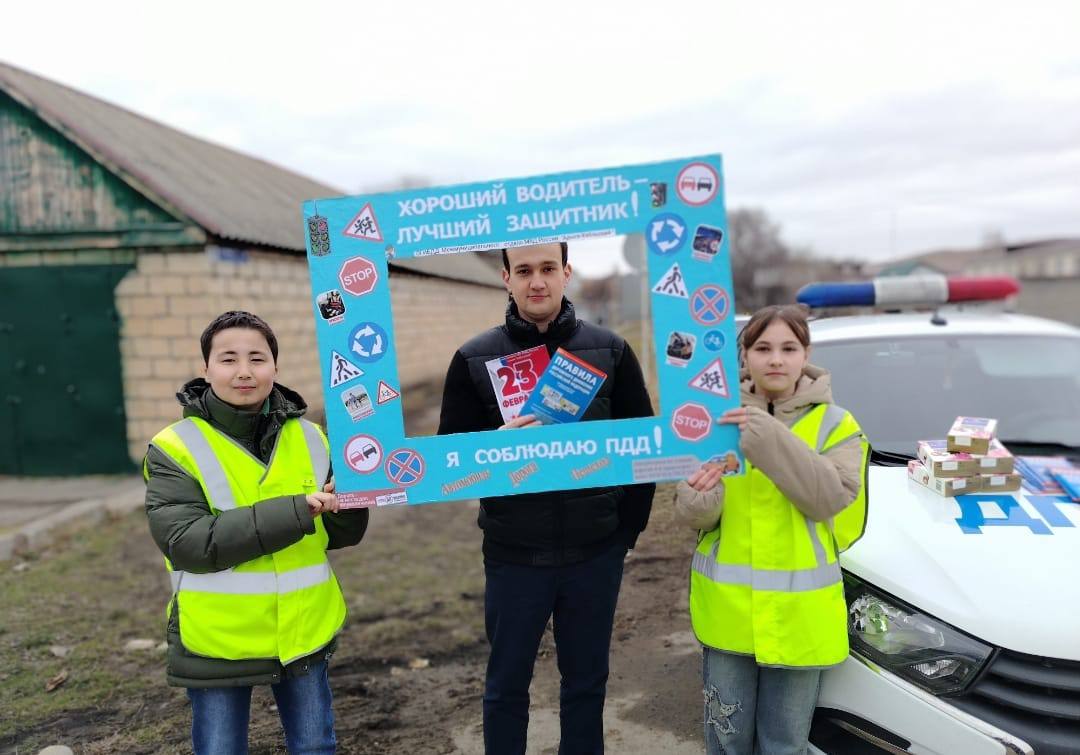 Накануне, в честь Дня защитника Отечества сотрудники Госавтоинспекции Межмуниципального отдела МВД России «Адыге-Хабльский» совместно с активистами отряда ЮИД школы аула Адыге-Хабль провели праздничную акцию «Хороший... Накануне, в честь Дня защитника Отечества сотрудники Госавтоинспекции Межмуниципального отдела МВД России «Адыге-Хабльский» совместно с активистами отряда ЮИД школы аула Адыге-Хабль провели праздничную акцию «Хороший...