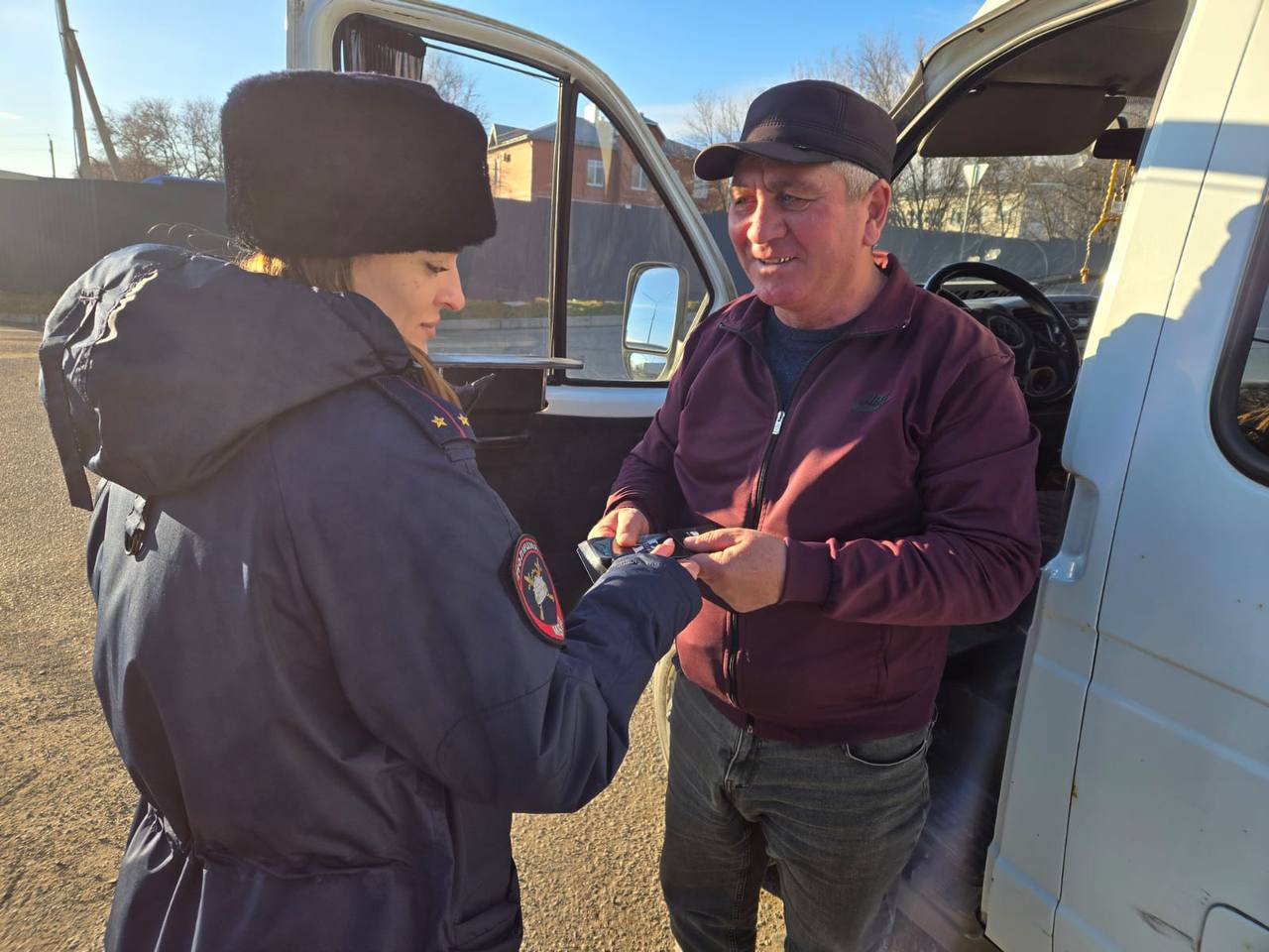 Сотрудники Госавтоинспекции Отдела МВД России по Прикубанскому району поздравила мужчин-водителей с Днём защитника Отечества, вручив им поздравительные сувениры и буклеты по безопасности дорожного движения Сотрудники Госавтоинспекции Отдела МВД России по Прикубанскому району поздравила мужчин-водителей с Днём защитника Отечества, вручив им поздравительные сувениры и буклеты по безопасности дорожного движения