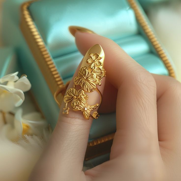 Модные аксесуары для женщин старше 50: стильное кольцо на ногте