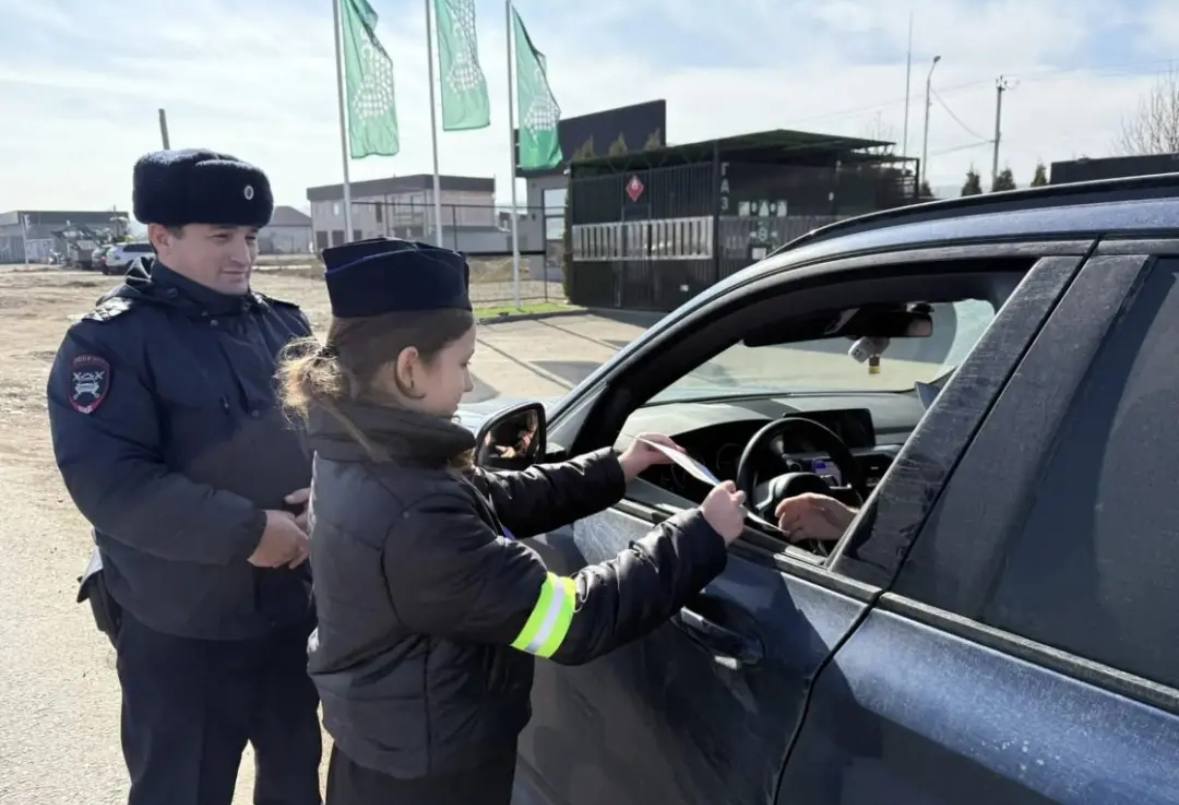Сотрудники Госавтоинспекции МО МВД России «Хабезский» присоединились к зимнему этапу Всероссийской акции «Безопасность детства» и совместно с отрядом ЮИД Гимназии № 1 а. Псыж провели профилактическое мероприятие... Сотрудники Госавтоинспекции МО МВД России «Хабезский» присоединились к зимнему этапу Всероссийской акции «Безопасность детства» и совместно с отрядом ЮИД Гимназии № 1 а. Псыж провели профилактическое мероприятие...