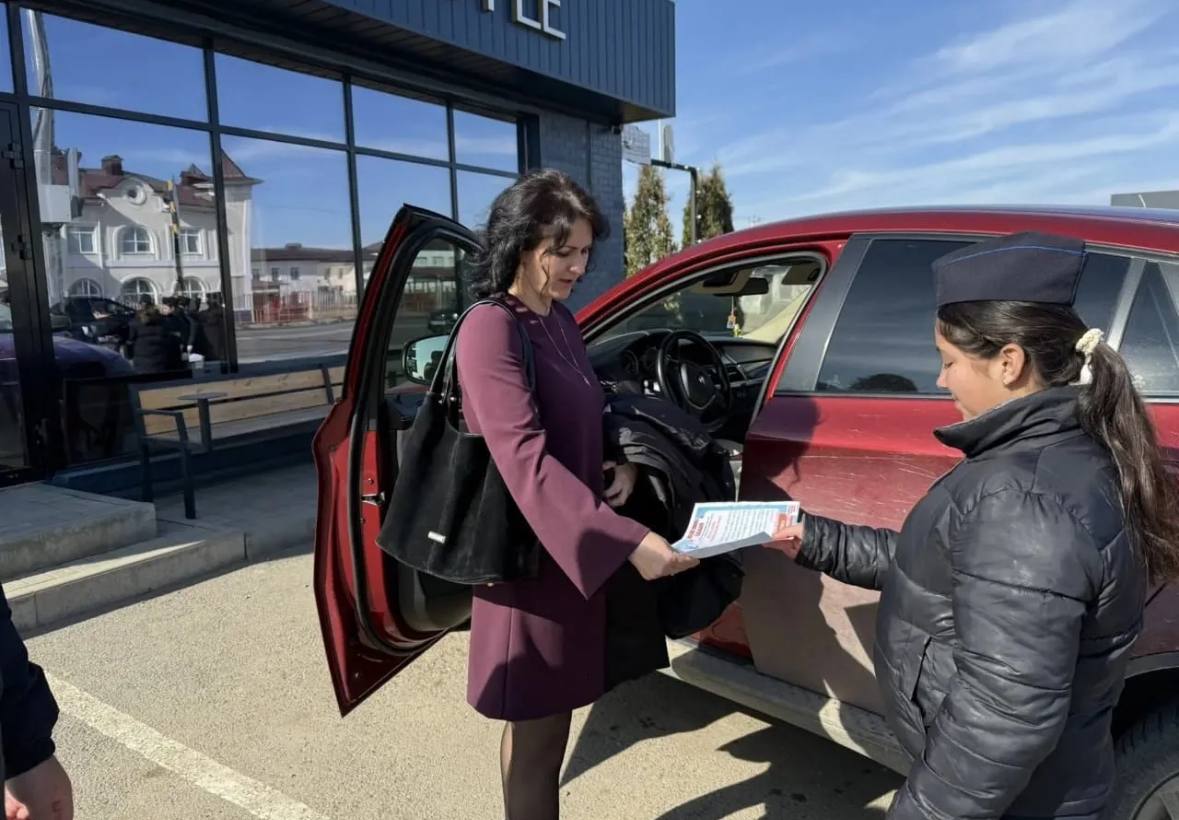 Сотрудники Госавтоинспекции МО МВД России «Хабезский» присоединились к зимнему этапу Всероссийской акции «Безопасность детства» и совместно с отрядом ЮИД Гимназии № 1 а. Псыж провели профилактическое мероприятие... Сотрудники Госавтоинспекции МО МВД России «Хабезский» присоединились к зимнему этапу Всероссийской акции «Безопасность детства» и совместно с отрядом ЮИД Гимназии № 1 а. Псыж провели профилактическое мероприятие...