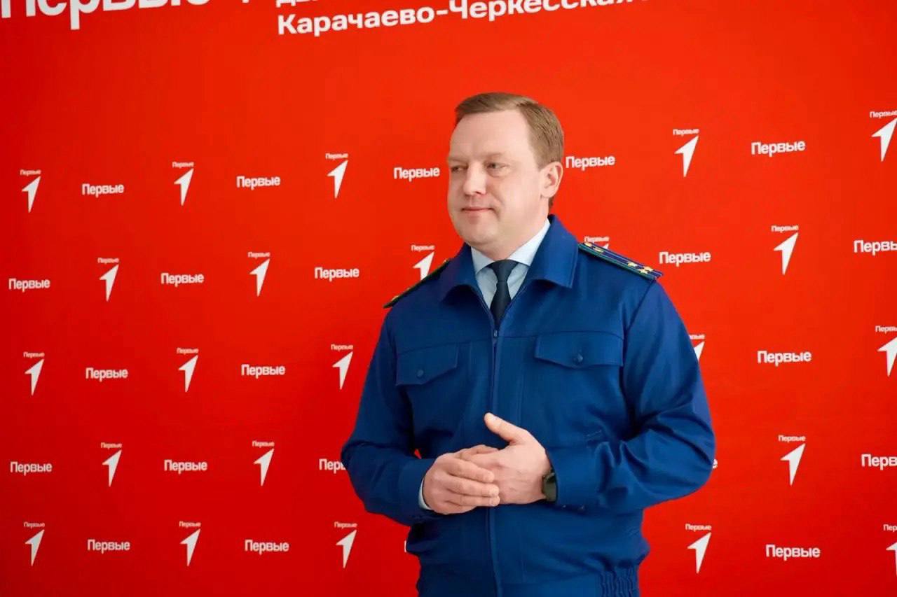 Прокурор города Черкесска вручил юным гражданам главный документ Прокурор города Черкесска вручил юным гражданам главный документ