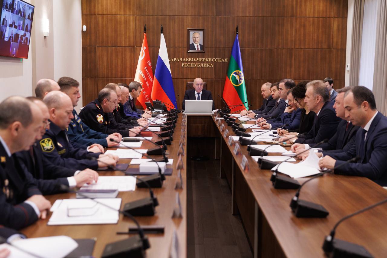 Глава Карачаево-Черкесии Рашид Темрезов провел совместное заседание Антитеррористической комиссии и Оперативного штаба в КЧР с участием членов Правительства республики, руководителей территориальных подразделений органов...