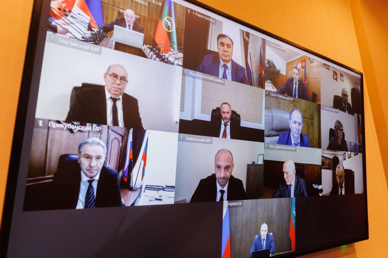 Глава Карачаево-Черкесии Рашид Темрезов провел совместное заседание Антитеррористической комиссии и Оперативного штаба в КЧР с участием членов Правительства республики, руководителей территориальных подразделений органов... Глава Карачаево-Черкесии Рашид Темрезов провел совместное заседание Антитеррористической комиссии и Оперативного штаба в КЧР с участием членов Правительства республики, руководителей территориальных подразделений органов...