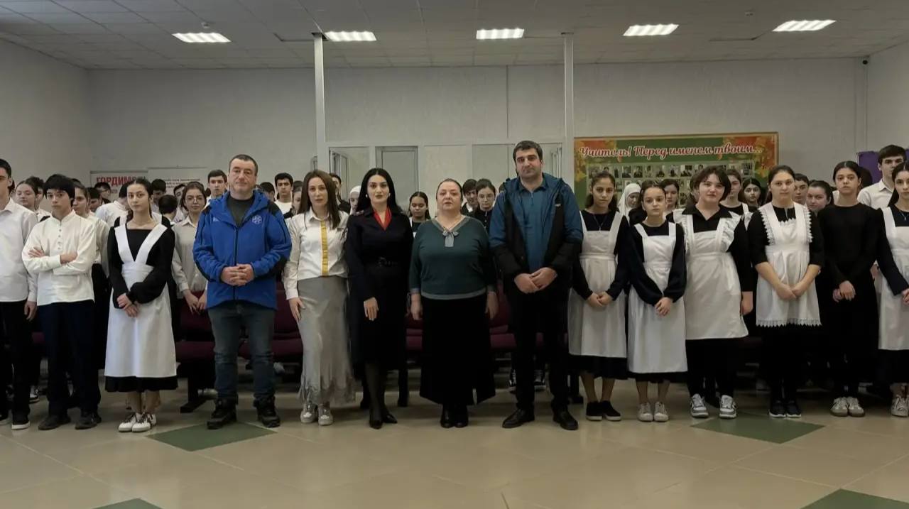 Старший оперуполномоченный по особо важным делам ЦПЭ МВД по КЧР Ирина Пхешхова, совместно с заместителем председателя Общественного совета при МВД по КЧР Алием Байрамкуловым провели в Хабезском районе профилактическое...