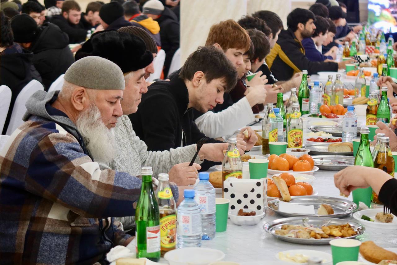 В Центральной соборной мечети Черкесска накануне состоялся коллективный ифтар, организованный мэрией города В Центральной соборной мечети Черкесска накануне состоялся коллективный ифтар, организованный мэрией города