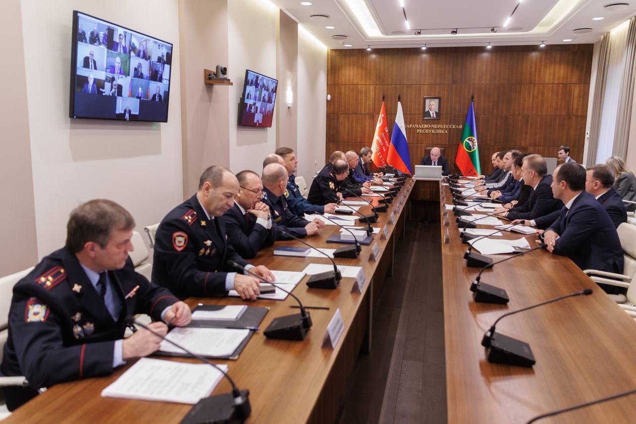 Глава Карачаево-Черкесии Рашид Темрезов провел совместное заседание Антитеррористической комиссии и Оперативного штаба в КЧР с участием членов Правительства республики, руководителей территориальных подразделений органов... Глава Карачаево-Черкесии Рашид Темрезов провел совместное заседание Антитеррористической комиссии и Оперативного штаба в КЧР с участием членов Правительства республики, руководителей территориальных подразделений органов...
