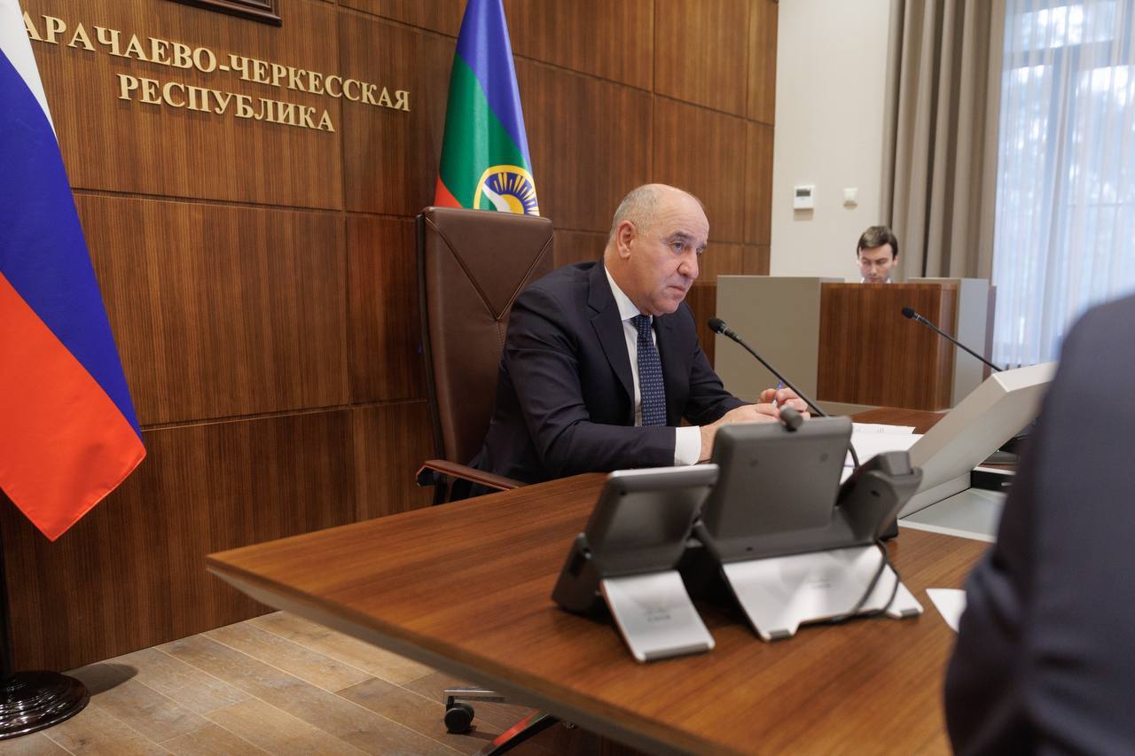 Глава Карачаево-Черкесии Рашид Темрезов провел совместное заседание Антитеррористической комиссии и Оперативного штаба в КЧР с участием членов Правительства республики, руководителей территориальных подразделений органов... Глава Карачаево-Черкесии Рашид Темрезов провел совместное заседание Антитеррористической комиссии и Оперативного штаба в КЧР с участием членов Правительства республики, руководителей территориальных подразделений органов...