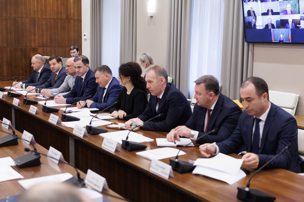 Глава Карачаево-Черкесии Рашид Темрезов провел совместное заседание Антитеррористической комиссии и Оперативного штаба в КЧР с участием членов Правительства республики, руководителей территориальных подразделений органов... Глава Карачаево-Черкесии Рашид Темрезов провел совместное заседание Антитеррористической комиссии и Оперативного штаба в КЧР с участием членов Правительства республики, руководителей территориальных подразделений органов...