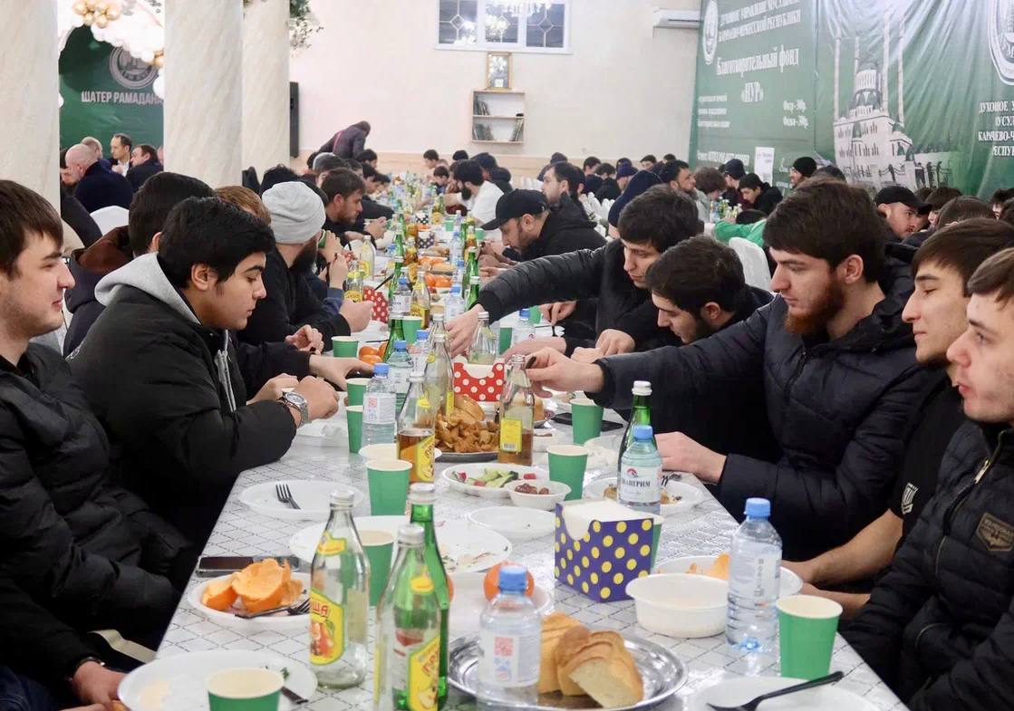 В Центральной соборной мечети Черкесска накануне состоялся коллективный ифтар, организованный мэрией города В Центральной соборной мечети Черкесска накануне состоялся коллективный ифтар, организованный мэрией города