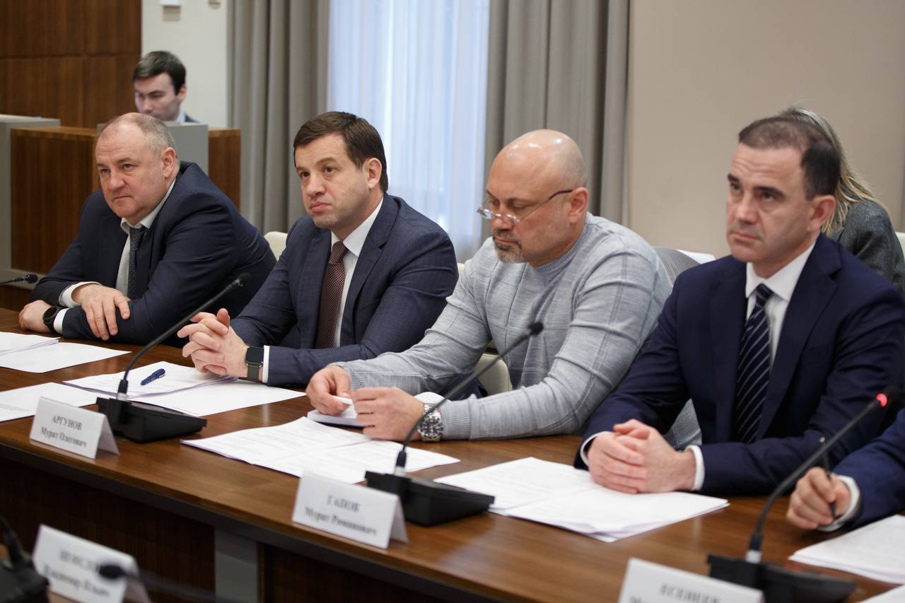 Глава Карачаево-Черкесии Рашид Темрезов провел совместное заседание Антитеррористической комиссии и Оперативного штаба в КЧР с участием членов Правительства республики, руководителей территориальных подразделений органов... Глава Карачаево-Черкесии Рашид Темрезов провел совместное заседание Антитеррористической комиссии и Оперативного штаба в КЧР с участием членов Правительства республики, руководителей территориальных подразделений органов...