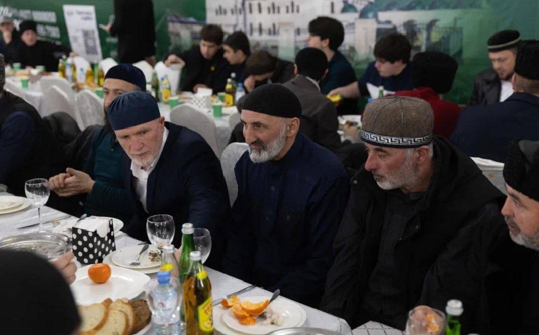 Рашид Темрезов: Сегодня принял участие в республиканском коллективном ифтаре, который состоялся в Соборной мечети в Черкесске Рашид Темрезов: Сегодня принял участие в республиканском коллективном ифтаре, который состоялся в Соборной мечети в Черкесске