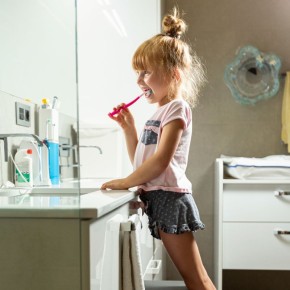 Дезинфекция зубной щетки: как защитить здоровье зубов с помощью простого средства