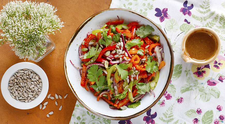 Необычный теплый салат: сладкий перец и семечки в одном блюде