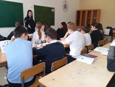 Сотрудниками Госавтоинспекции Отдела МВД России по г. Черкесску в целях профилактики детского дорожно-транспортного травматизма с учащимися 8 класса общеобразовательной школы № 3 проведена профилактическая беседа