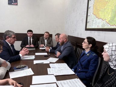 Председатель Комитета по местному самоуправлению НС КЧР Дахир Мутчаев провел заседание, на котором депутаты рассмотрели законопроекты, внесенные Комитетом в повестку 20-й сессии