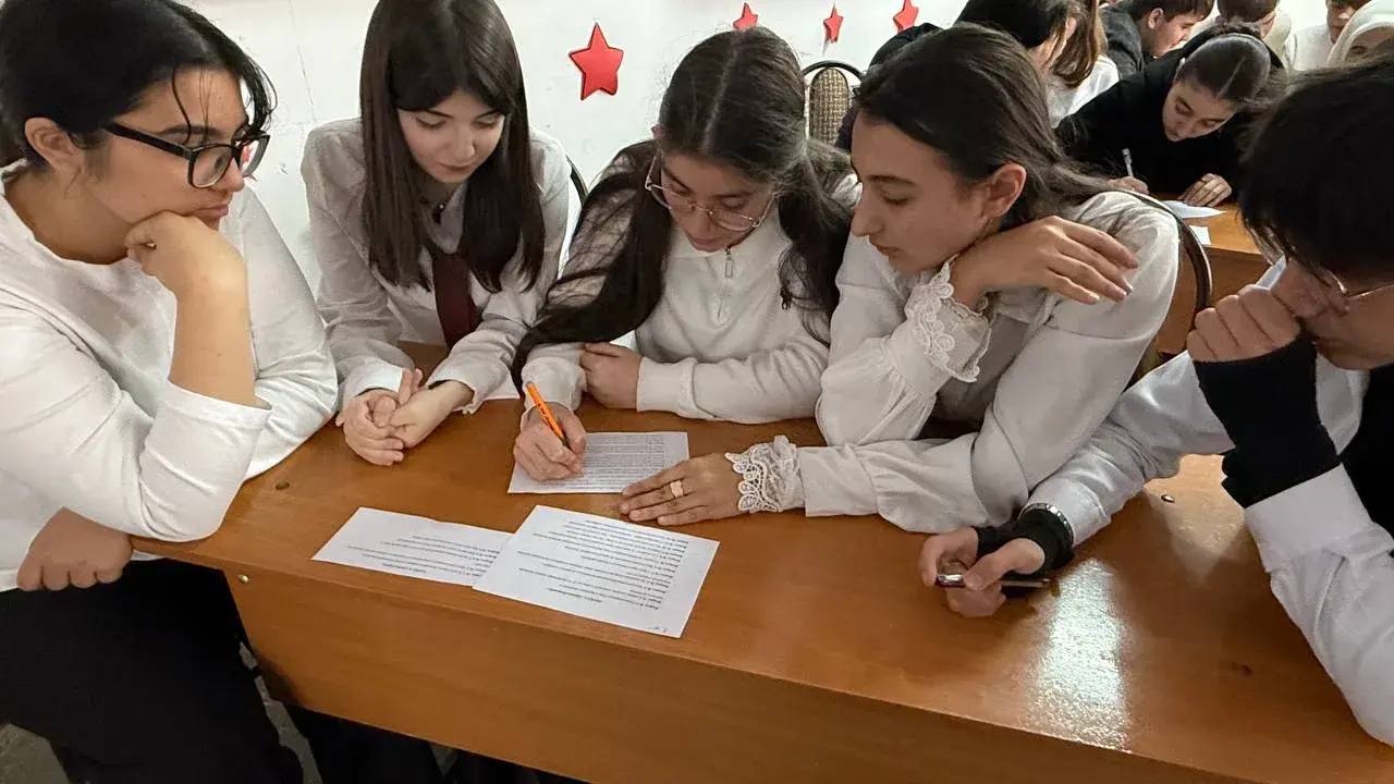 В рамках антинаркотической профилактики социальный педагог лицея № 15 г. Черкесска Кристина Сизенцева провела для учеников 8–11 классов квиз «Здоровый образ жизни» В рамках антинаркотической профилактики социальный педагог лицея № 15 г. Черкесска Кристина Сизенцева провела для учеников 8–11 классов квиз «Здоровый образ жизни»