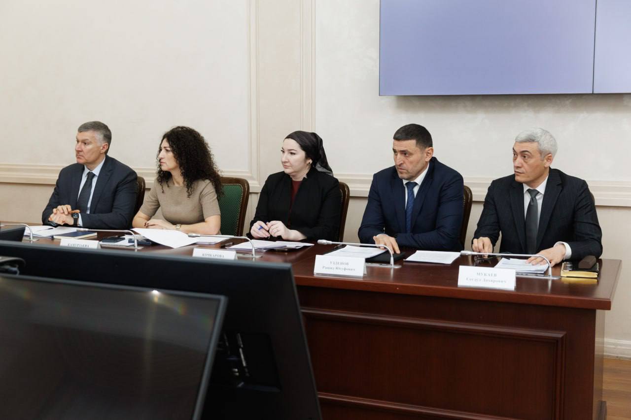 На совещании в Правительстве КЧР обсудили вопросы развития здравоохранения и туризма, с участием Председателя Правительства Мурата Аргунова, заместителя полпреда Президента РФ в СКФО Максима Владимирова, начальника... На совещании в Правительстве КЧР обсудили вопросы развития здравоохранения и туризма, с участием Председателя Правительства Мурата Аргунова, заместителя полпреда Президента РФ в СКФО Максима Владимирова, начальника...