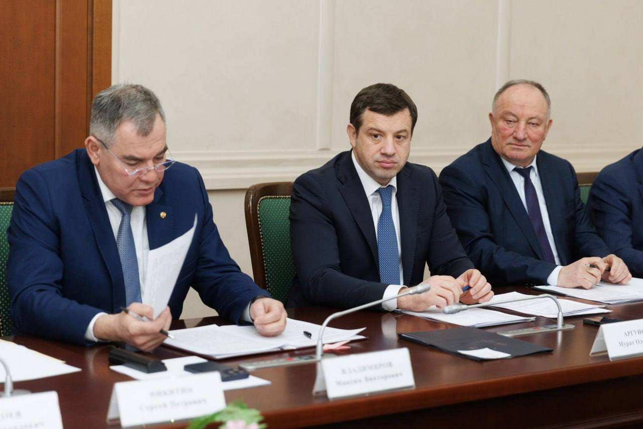 На совещании в Правительстве КЧР обсудили вопросы развития здравоохранения и туризма, с участием Председателя Правительства Мурата Аргунова, заместителя полпреда Президента РФ в СКФО Максима Владимирова, начальника... На совещании в Правительстве КЧР обсудили вопросы развития здравоохранения и туризма, с участием Председателя Правительства Мурата Аргунова, заместителя полпреда Президента РФ в СКФО Максима Владимирова, начальника...