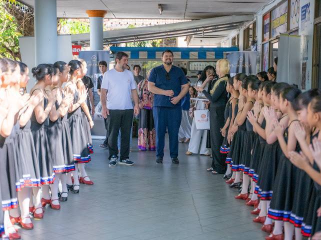 Театр танца Карачаево-Черкесии выступает в Таиланде в рамках престижного международного проекта «Русские сезоны» который проходит в эти дни в Таиланде.Делегацию возглавили министр культуры КЧР Зураб Агирбов и художественный... Театр танца Карачаево-Черкесии выступает в Таиланде в рамках престижного международного проекта «Русские сезоны» который проходит в эти дни в Таиланде.Делегацию возглавили министр культуры КЧР Зураб Агирбов и художественный...