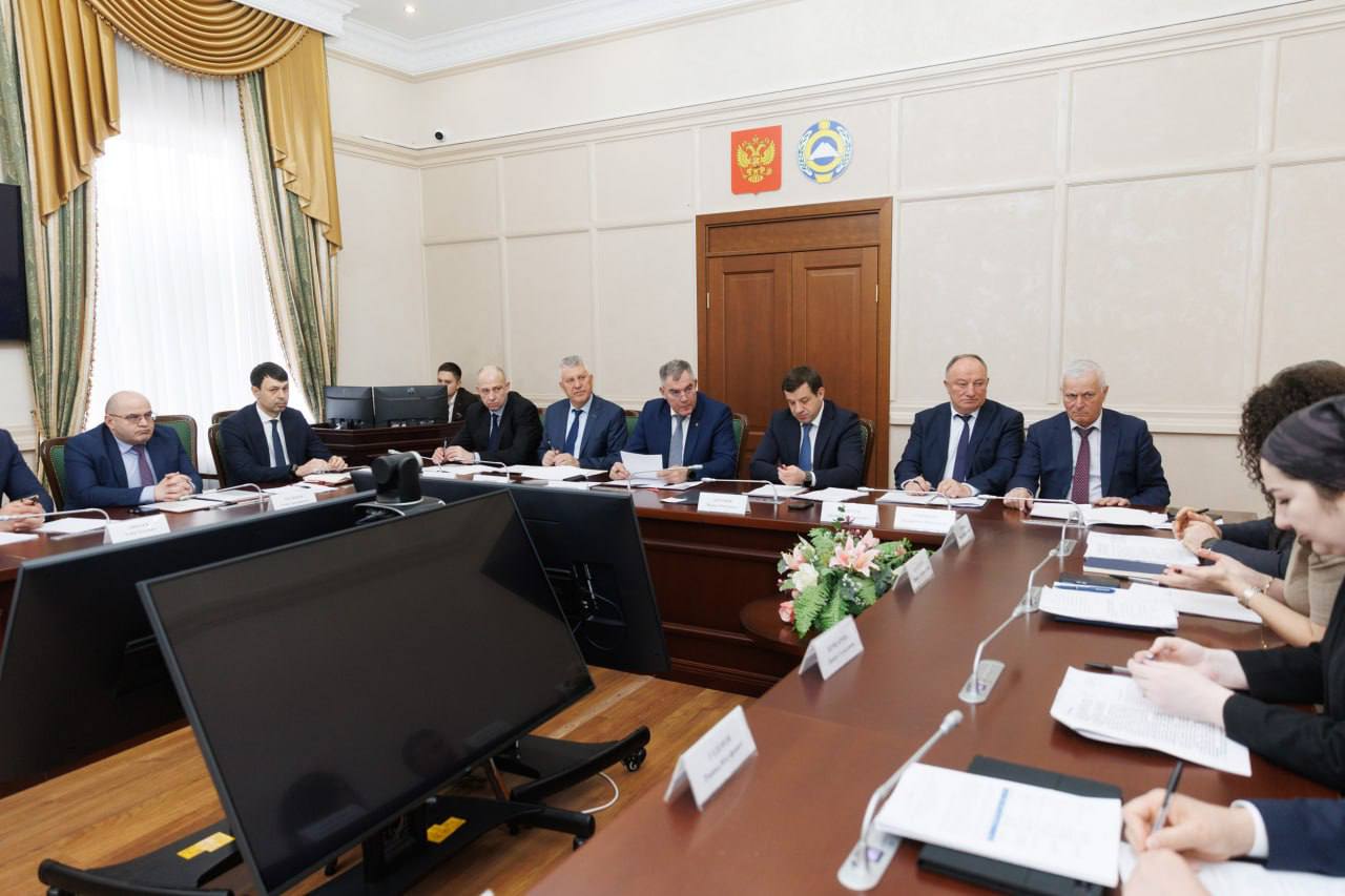 На совещании в Правительстве КЧР обсудили вопросы развития здравоохранения и туризма, с участием Председателя Правительства Мурата Аргунова, заместителя полпреда Президента РФ в СКФО Максима Владимирова, начальника...