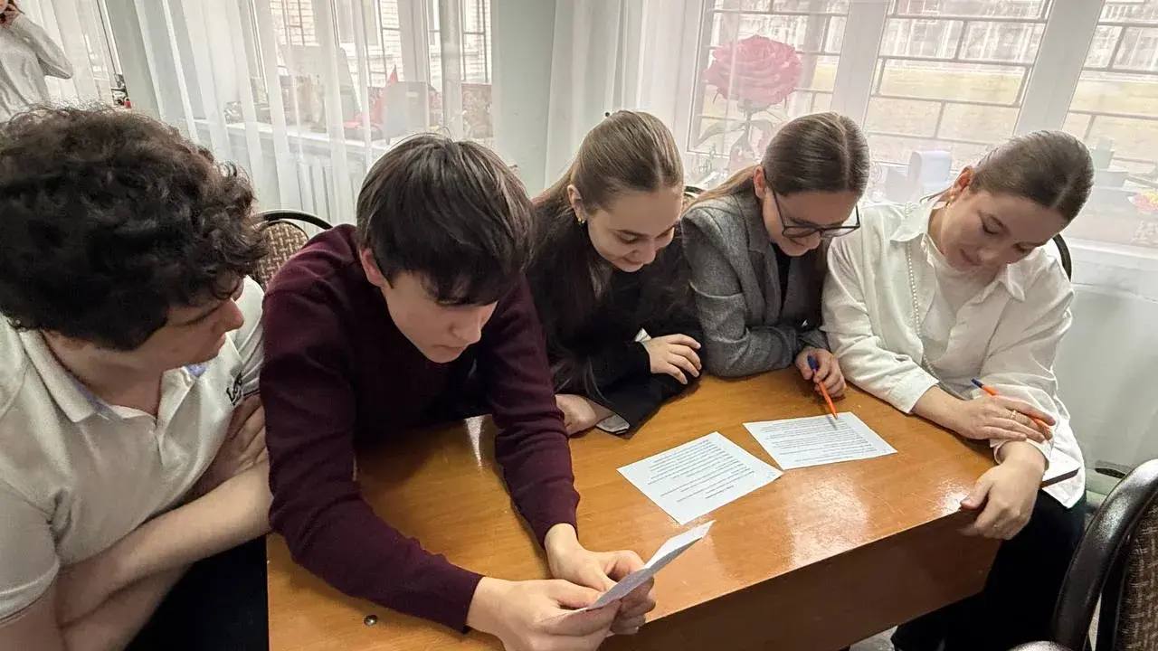 В рамках антинаркотической профилактики социальный педагог лицея № 15 г. Черкесска Кристина Сизенцева провела для учеников 8–11 классов квиз «Здоровый образ жизни» В рамках антинаркотической профилактики социальный педагог лицея № 15 г. Черкесска Кристина Сизенцева провела для учеников 8–11 классов квиз «Здоровый образ жизни»