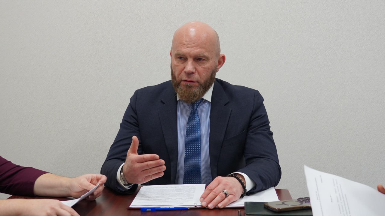 В преддверии XX сессии НС КЧР председатель Комитета по Регламенту и мандатным вопросам Александр Чайка провел заседание, на котором депутаты обсудили ряд вопросов