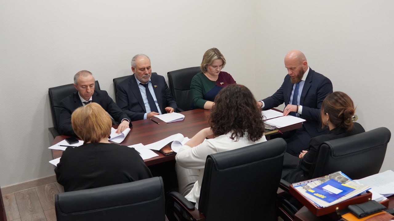 В преддверии XX сессии НС КЧР председатель Комитета по Регламенту и мандатным вопросам Александр Чайка провел заседание, на котором депутаты обсудили ряд вопросов В преддверии XX сессии НС КЧР председатель Комитета по Регламенту и мандатным вопросам Александр Чайка провел заседание, на котором депутаты обсудили ряд вопросов