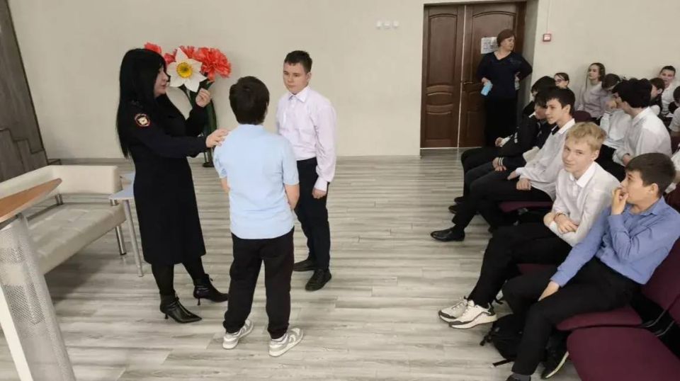 В средней школе № 6 города Черкесска инспектор по делам несовершеннолетних МВД по Карачаево-Черкесской Республике Зарема Колесникова провела профилактическое мероприятие