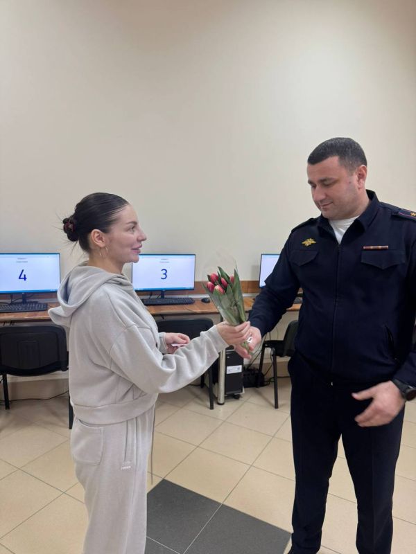 Сотрудники МРЭО ГИБДД МВД по Карачаево-Черкесской Республике поздравили представительниц женского пола, которые получали свое водительское удостоверение впервые с наступающим Международным женским днём