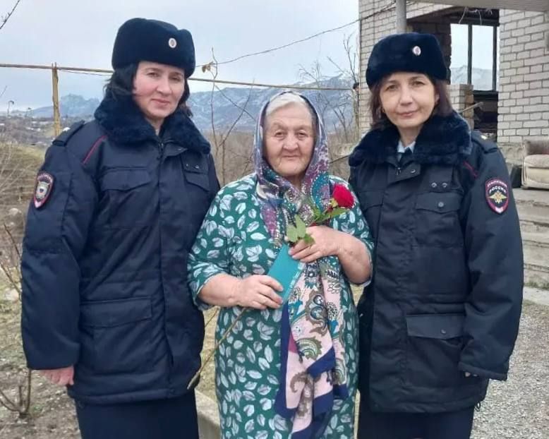 6 марта сотрудники ОРЛС Межмуниципального отдела МВД России «Карачаевский» посетили по месту жительства матерей и жен сотрудников, погибших при исполнении служебных обязанностей