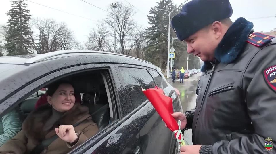 В Черкесске в преддверии Международного женского дня 8 Марта, дорожные полицейские во главе с руководителем республиканской Госавтоинспекции Рамазаном Шилибиевым поздравили женщин-водителей